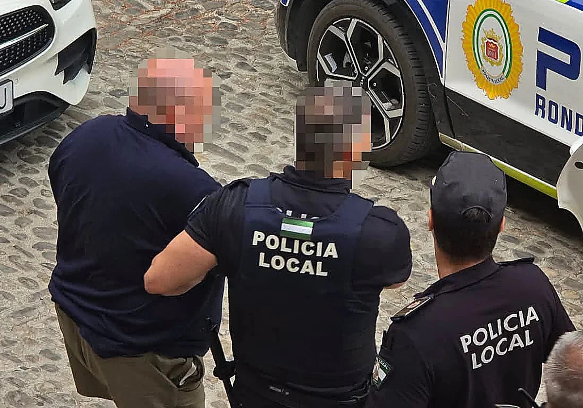 Man bursts into Ronda town hall and threatens to kill the mayor