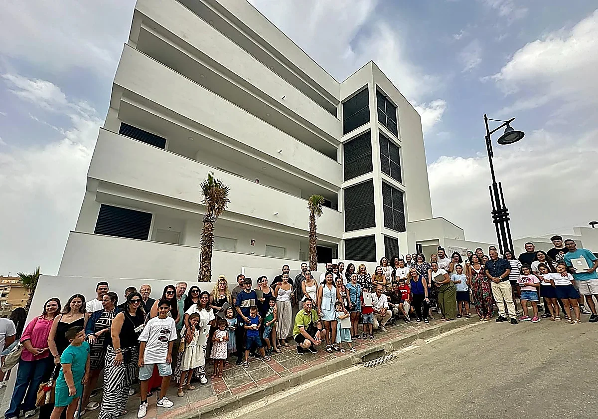 Twenty-four Fuengirola families enter affordable rental flats for young people