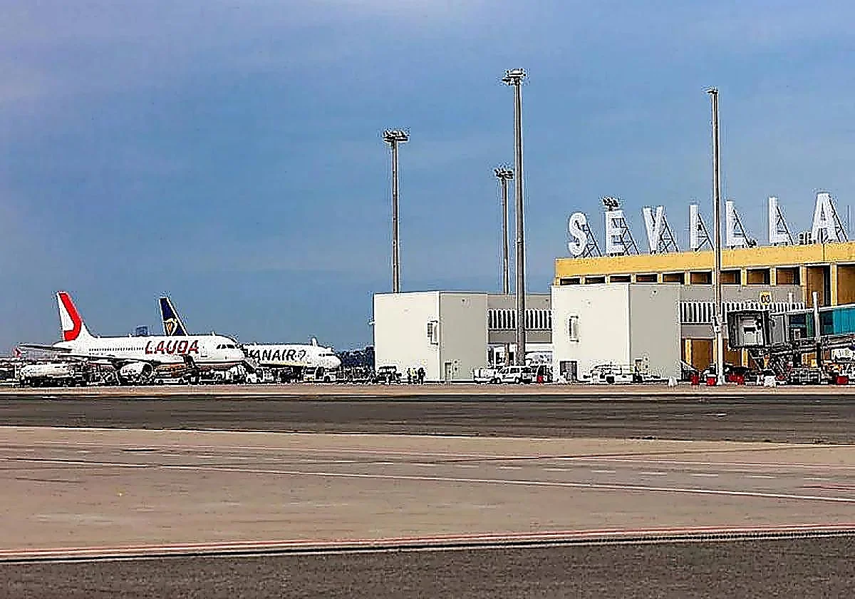A light aircraft for 10 euros? Aena starts auction for abandoned Piper PA-23 at Seville Airport