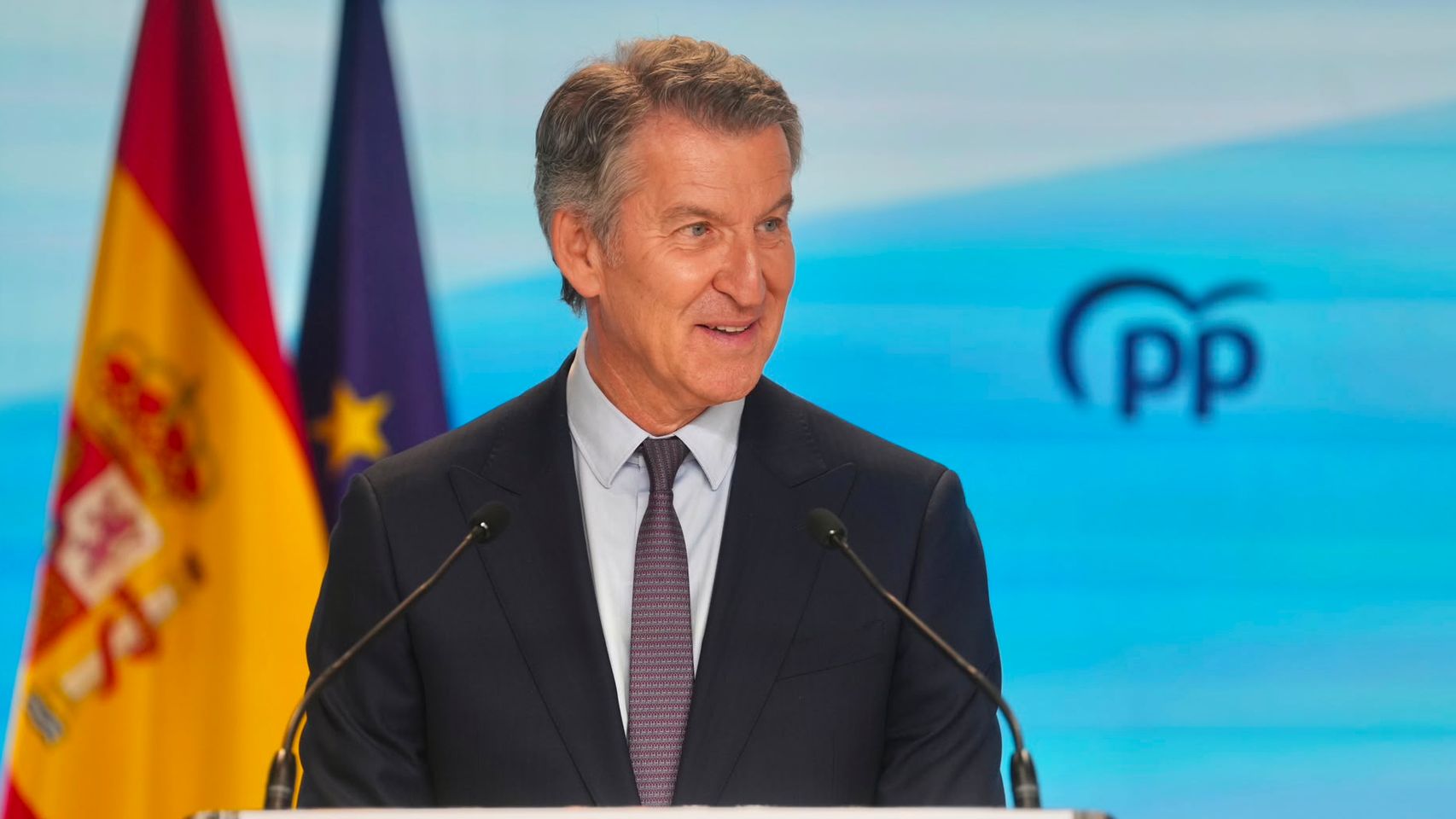 Feijóo denuncia que el Gobierno prohíba fumar en las playas y vapear a menores sin contar con las autonomías