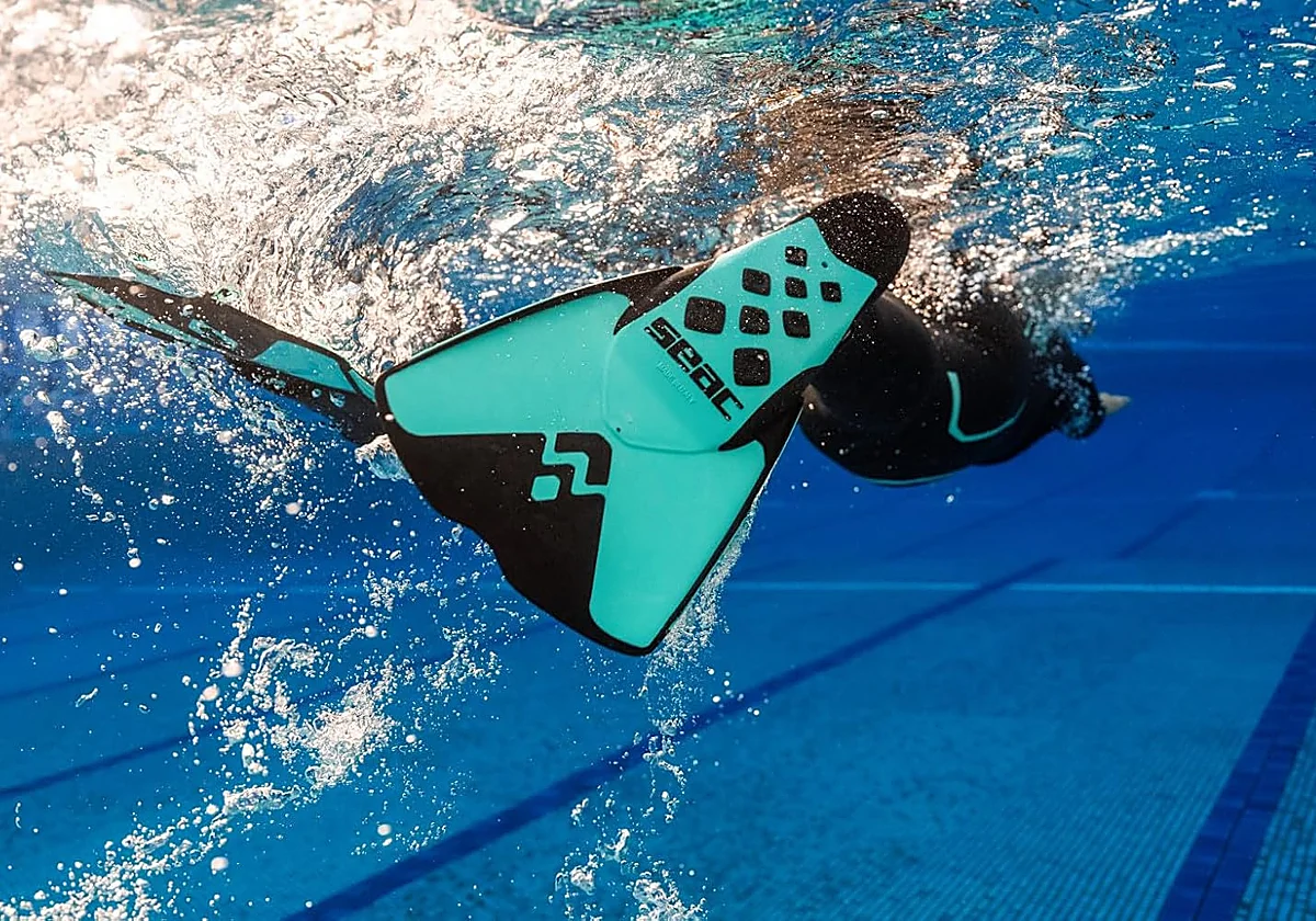 Mejora tu estilo y la técnica de pata en el agua con estas aletas cortas de natación