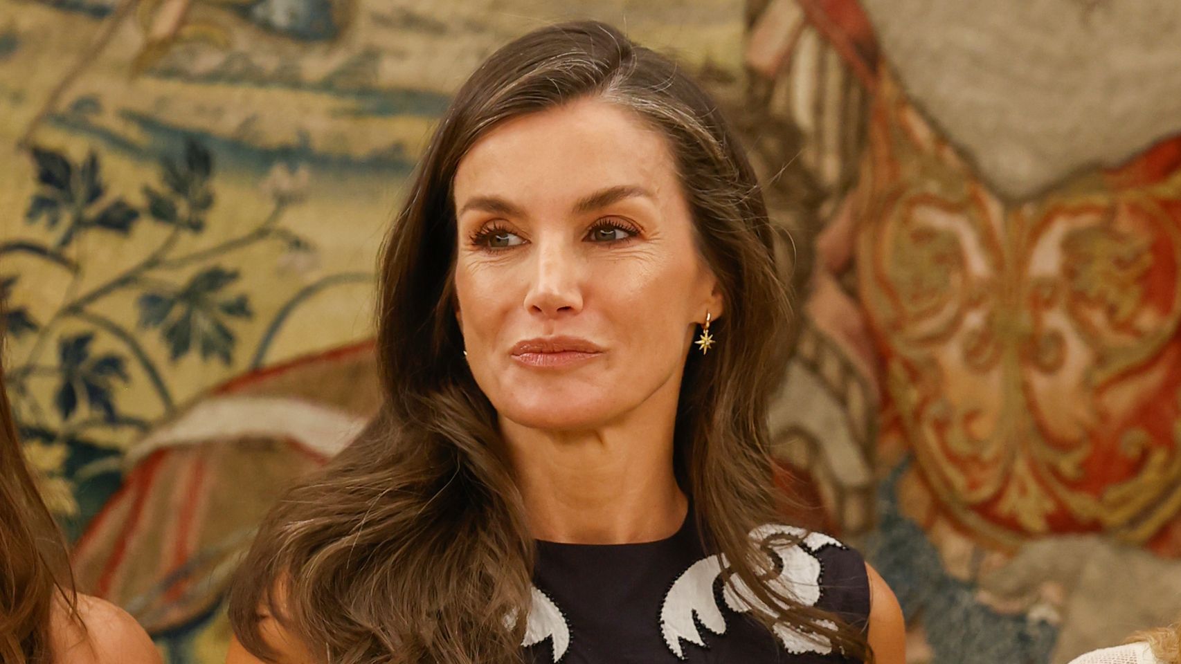 Letizia reúne dos historias de memoria y futuro en Zarzuela: su apoyo a las víctimas de ETA y a jóvenes latinoamericanos