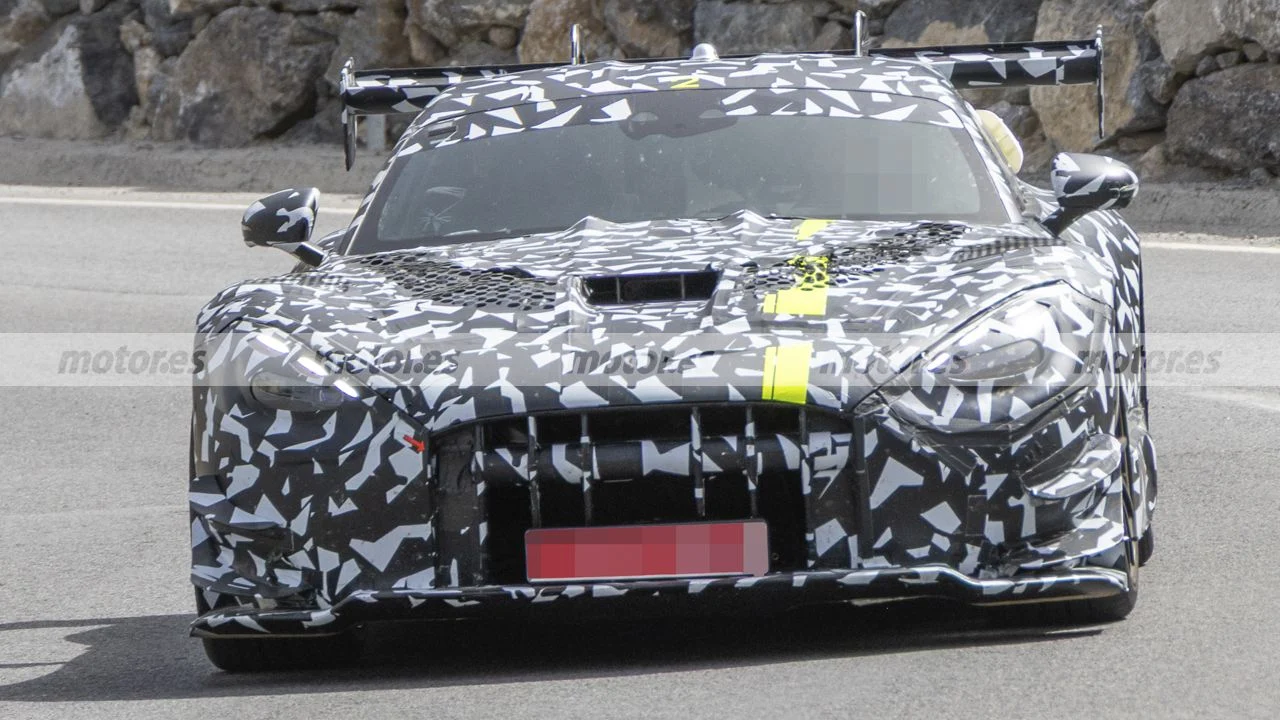 El Mercedes-AMG GT Black Series 2028 destapa por primera vez la versión GT3 en estas fotos espía, a casi 2.200 km de Nürburgring
