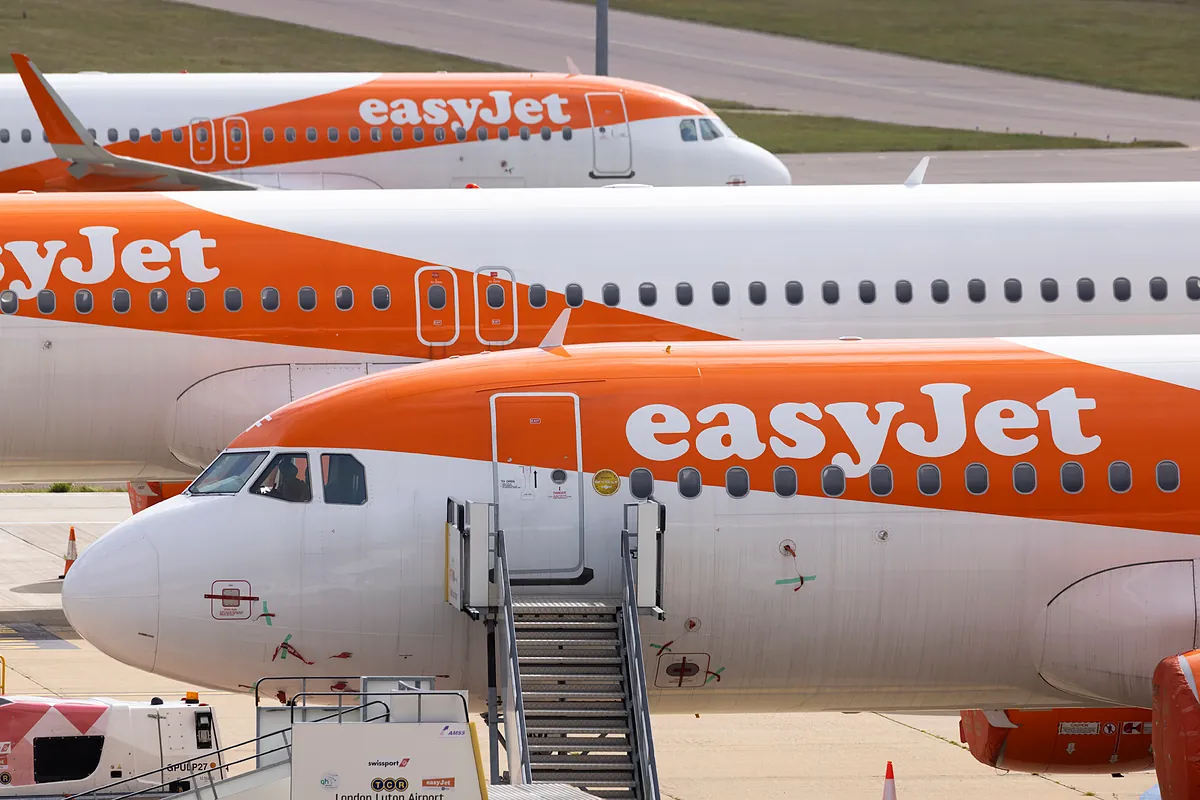 easyJet recorta el beneficio un 70% por Irán en plena guerra de opas