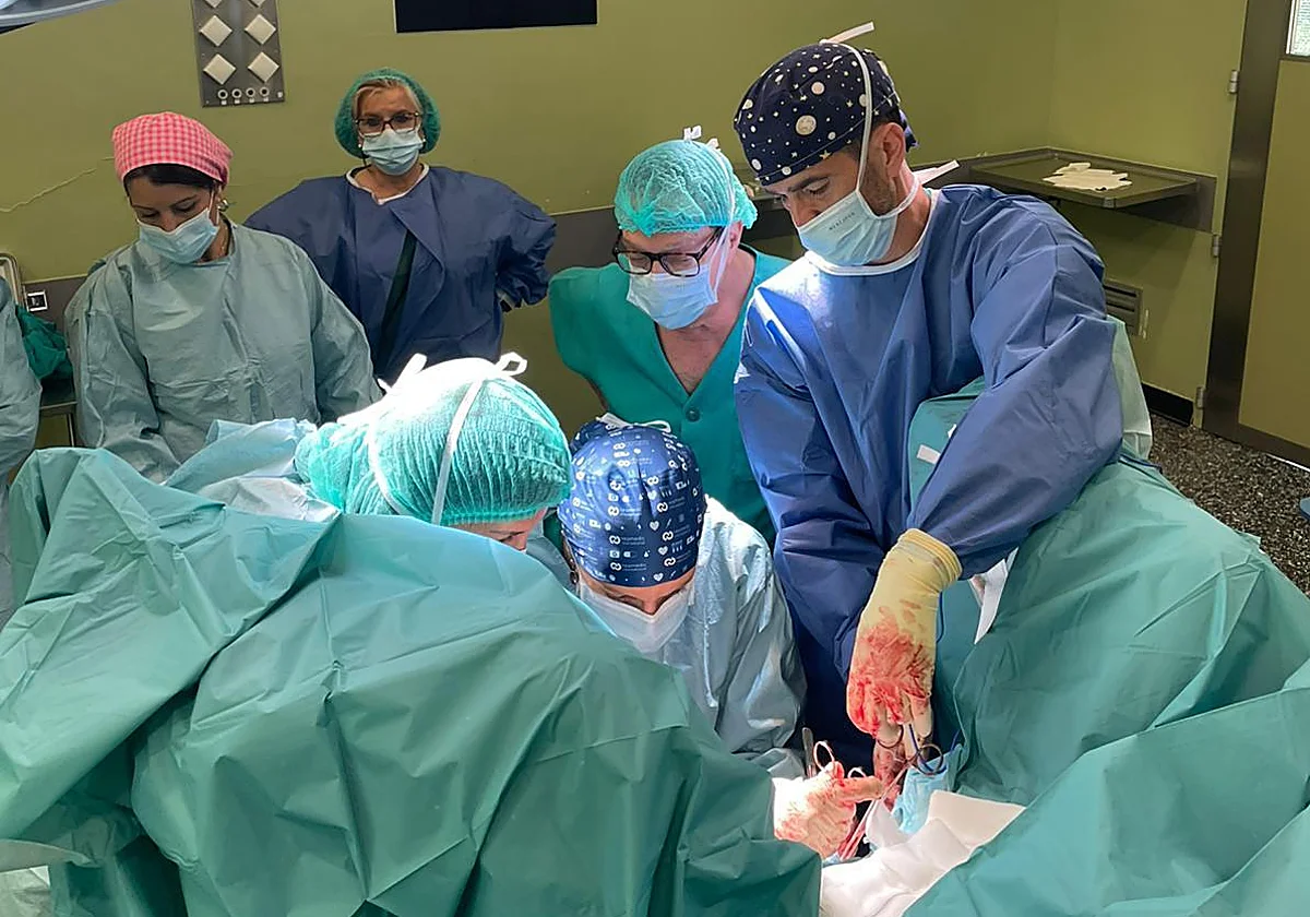 El Hospital Regional incorpora una técnica para corregir el descenso del útero sin extirparlo