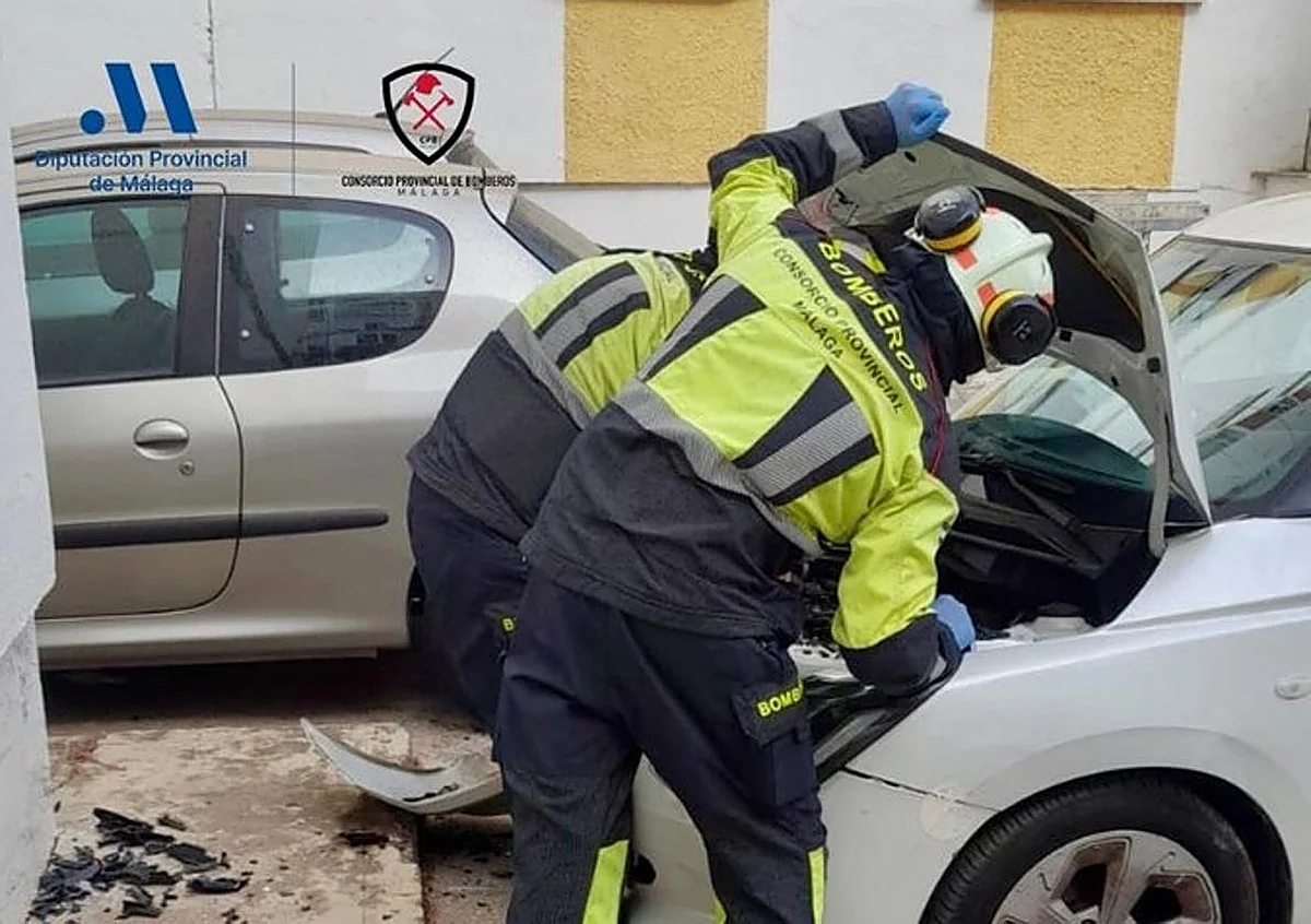 Un conductor sale ileso tras chocar su vehículo contra una pared en Estepona