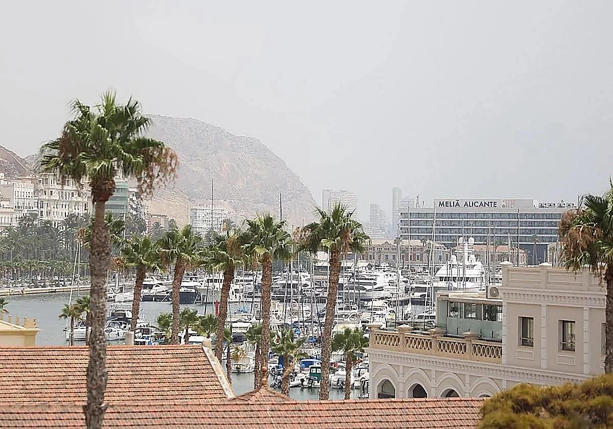 Alicante prohíbe el baño en todas sus playas y cierra terrazas y parques ante la alerta roja por tormentas