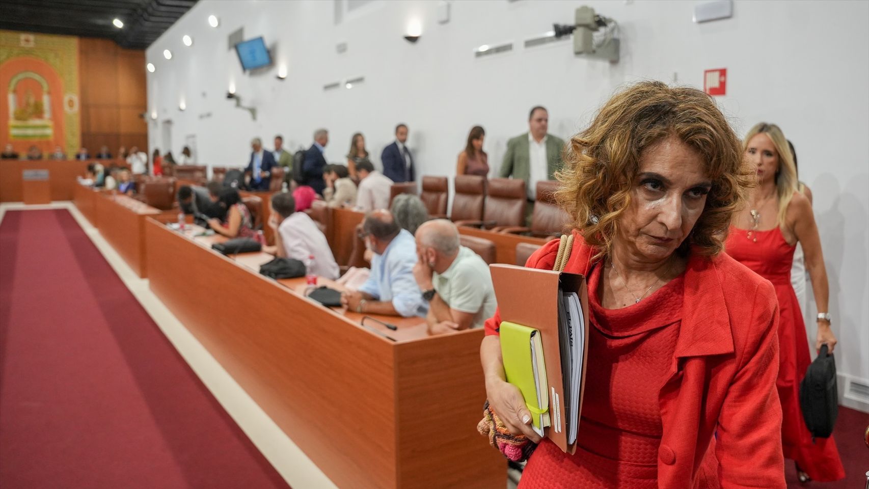 La legislatura andaluza arranca con bronca por el incendio de Almería y el plantón del PSOE a la nueva presidenta