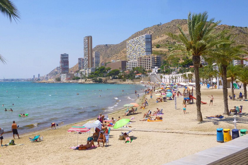 Hace tantísimo calor que Alicante ha tomado una decisión: cerrar sus playas por el reventón térmico