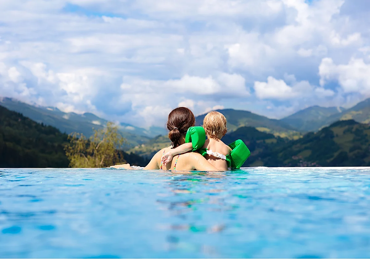 Italia prohíbe los sumideros con efecto ventosa en las piscinas para evitar el ahogamiento de niños