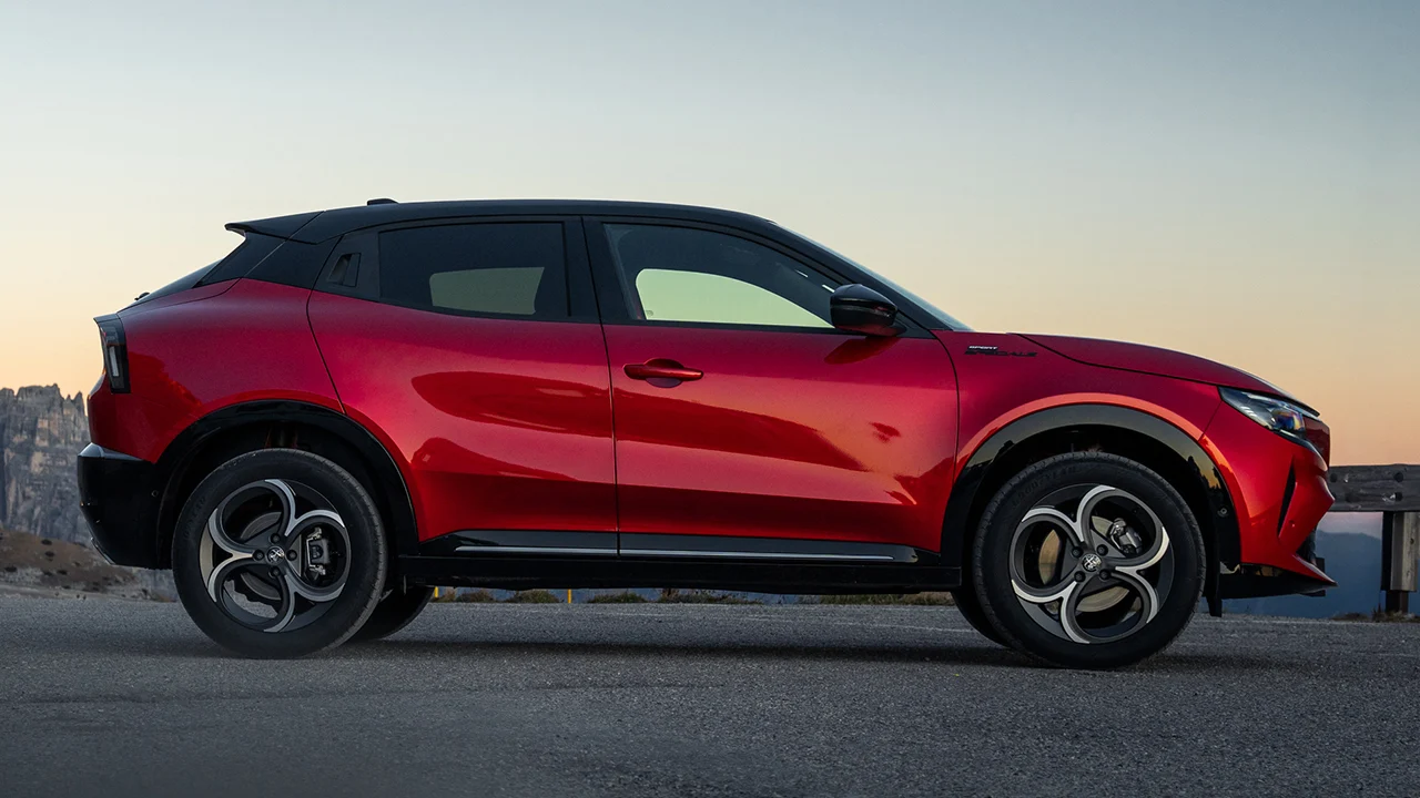 Solo gasta 4,8 litros y rinde 145 CV, este SUV con 4.000 € de rebaja es la mejor alternativa al Lexus LBX y también es ECO