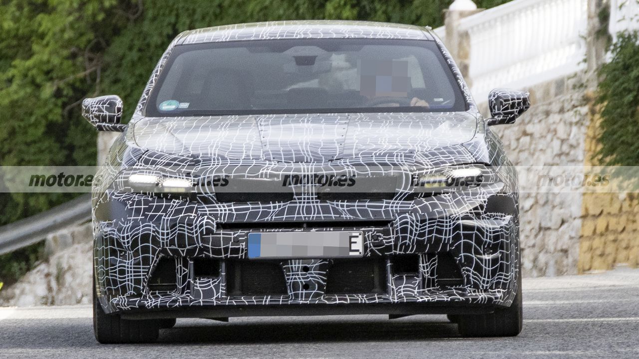 El BMW M5 Sedán 2028 deja al descubierto sus nuevos faros, estas fotos espía confirman un giro en el diseño Neue Klasse
