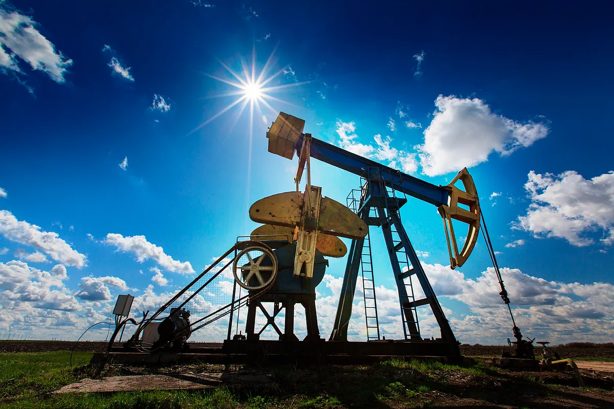 El petróleo alcanza los 100 dólares mientras Trump sopesa un 'ataque masivo'
