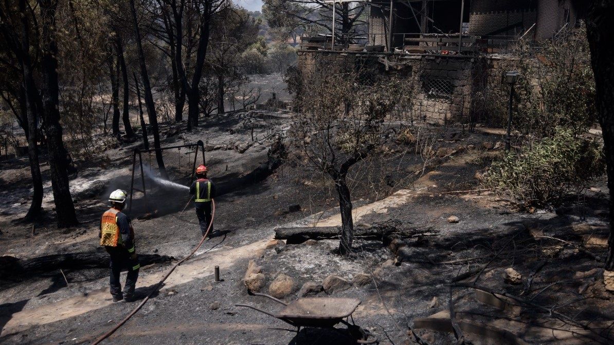 Incendios de Madrid, última hora | El fuego avanza sin control con más de 11.500 evacuados: el fuerte viento complica su extinción