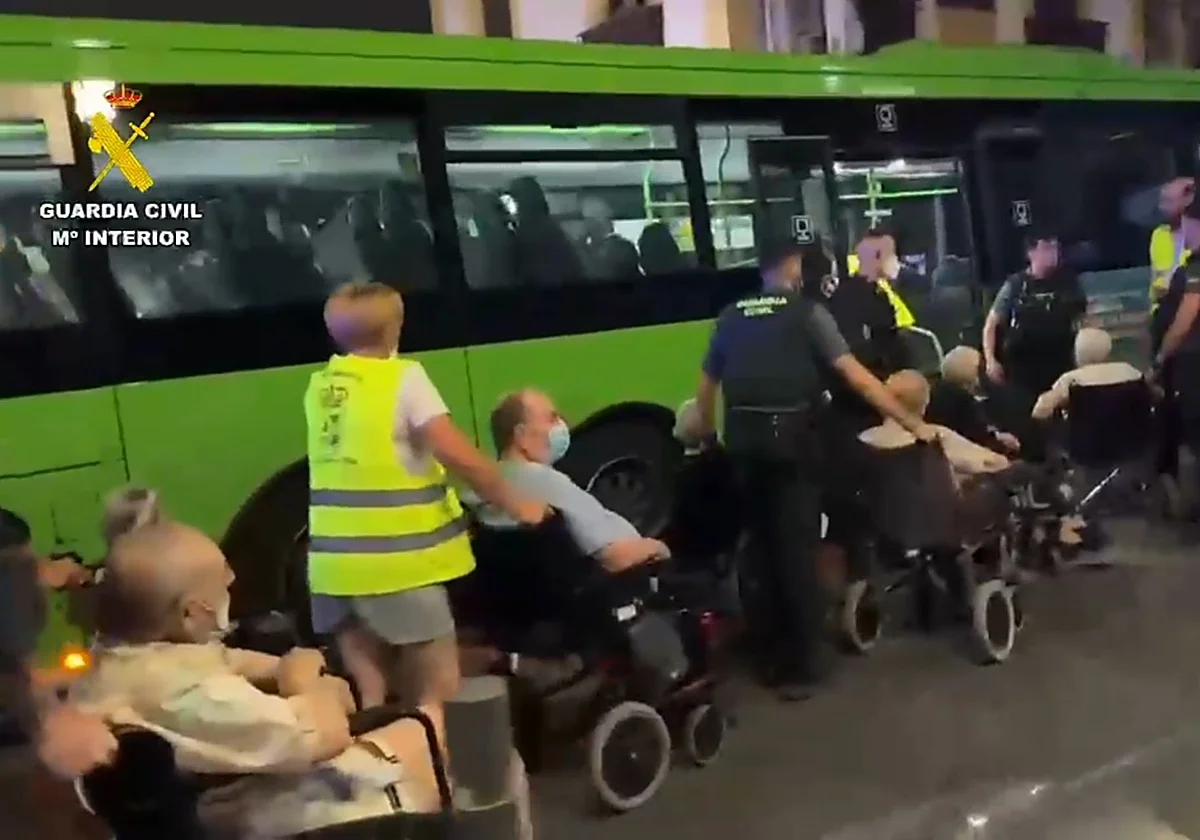 El fuego obliga al traslado contra reloj de más de 400 ancianos en cinco residencias de Madrid