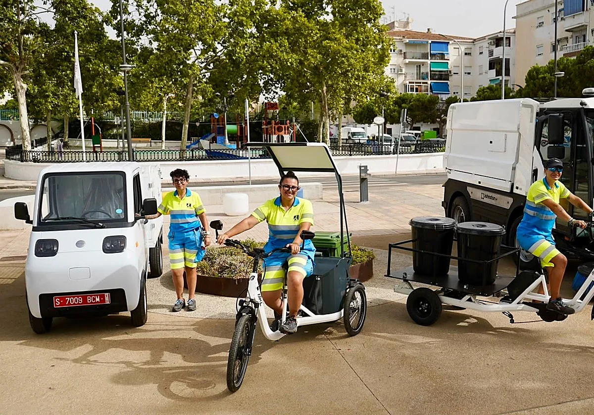 Triciclos eléctricos, un minivehículo y una barredora para reforzar la limpieza en Torremolinos