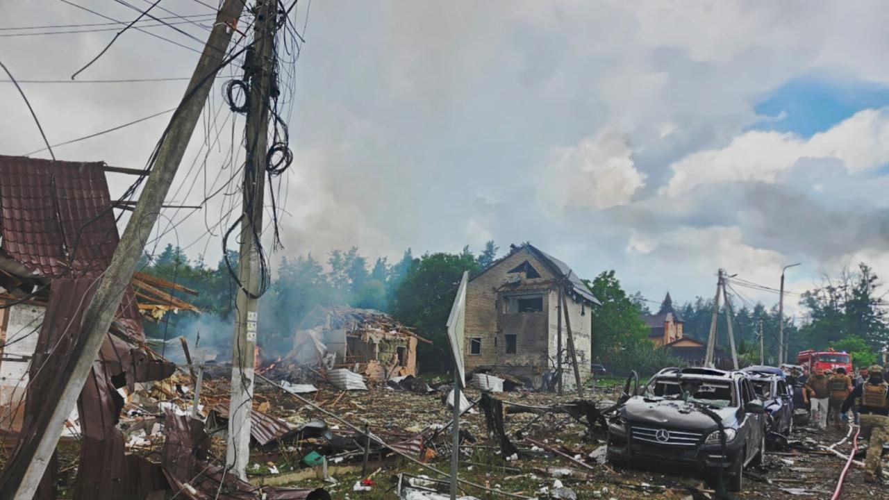 Un bombardeo ruso sobre la región de Kiev a plena luz del día mata a diez personas y deja un centenar de heridos