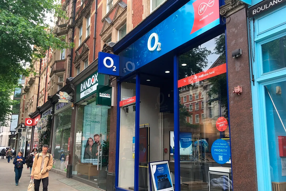 VMO2, filial británica de Telefónica, reduce pérdidas un 4% y ratifica objetivos para 2026
