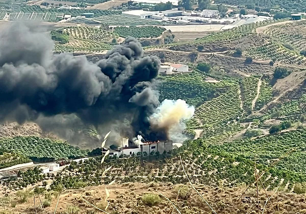 El incendio de una nave agrícola provoca una espectacular columna de humo en Canillas de Aceituno