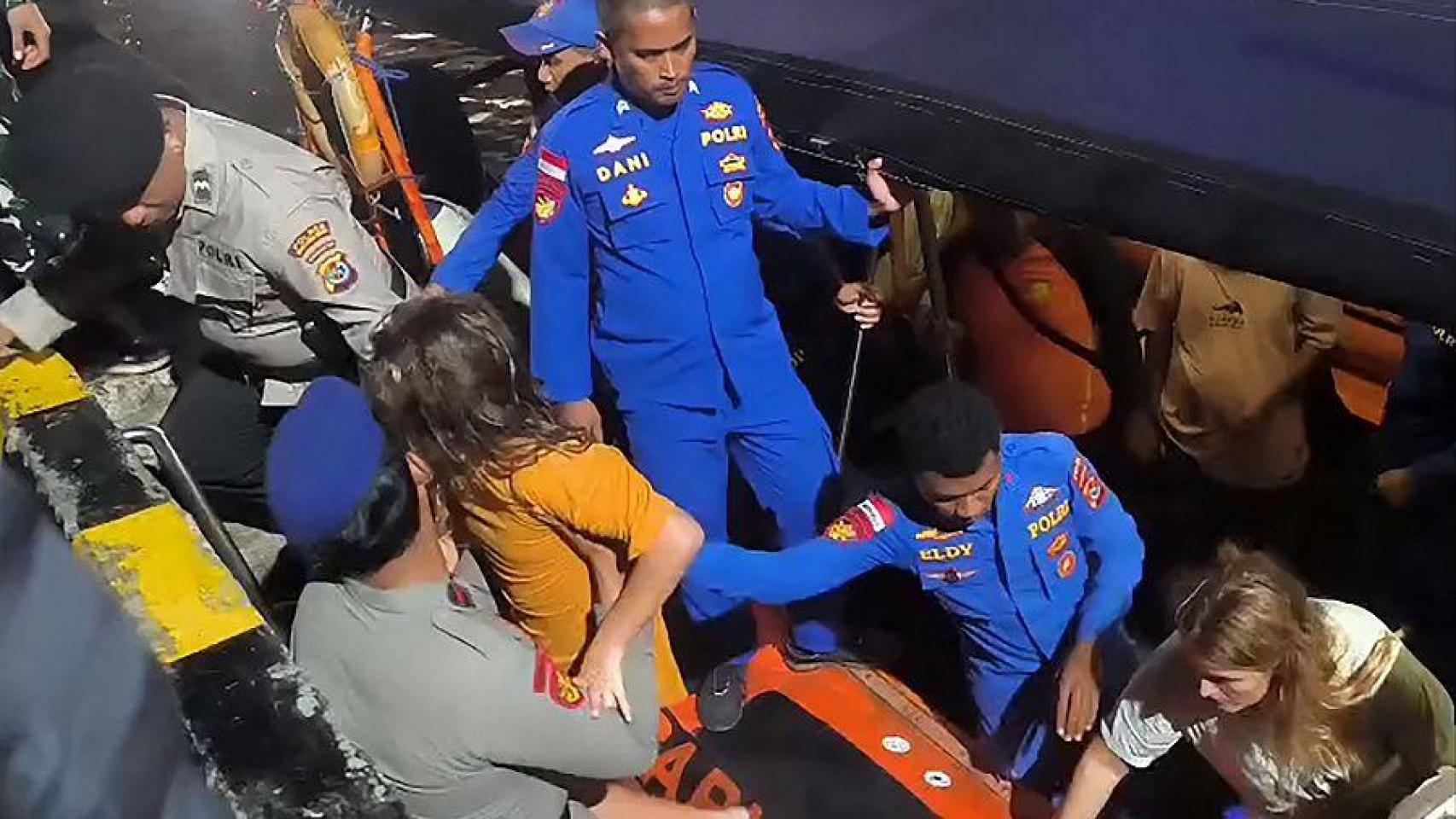 El abuelo de la familia desaparecida en un naufragio en Indonesia: "Mi hija y mi nieta salieron despedidas del barco"