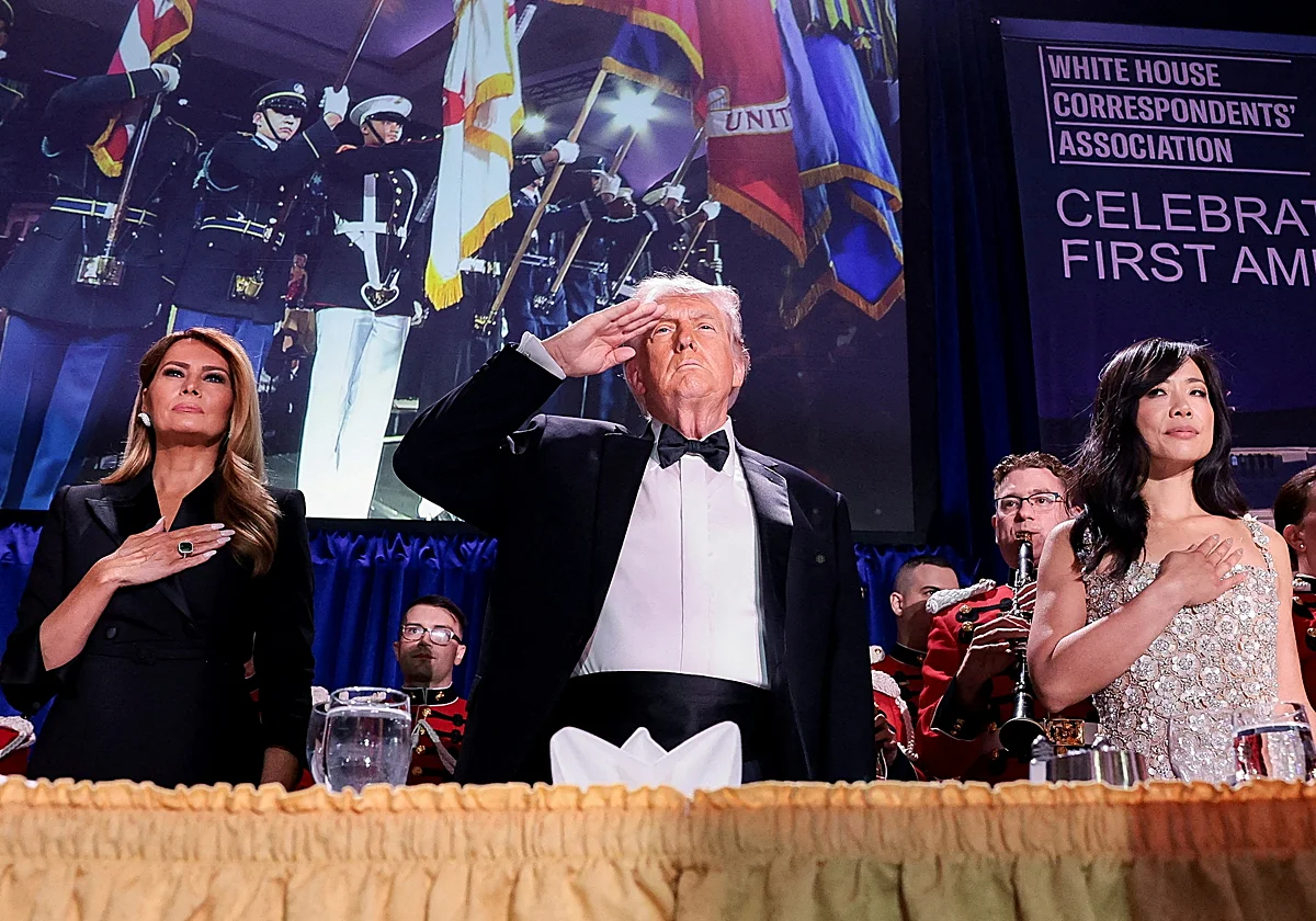 Trump vuelve a la cena de corresponsales que fue interrumpida a tiros en abril