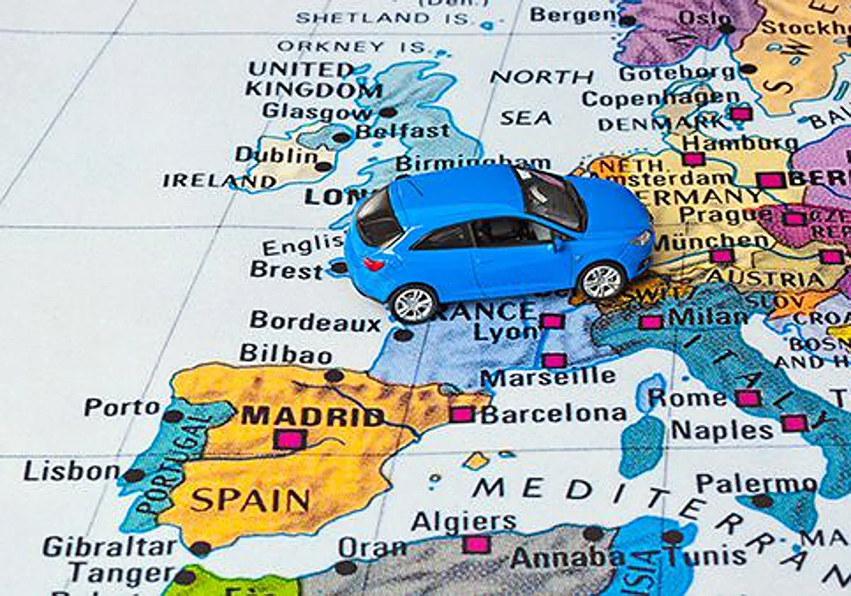 Viajar en coche por Europa este verano: ¿sirve la pegatina de la DGT fuera de España?