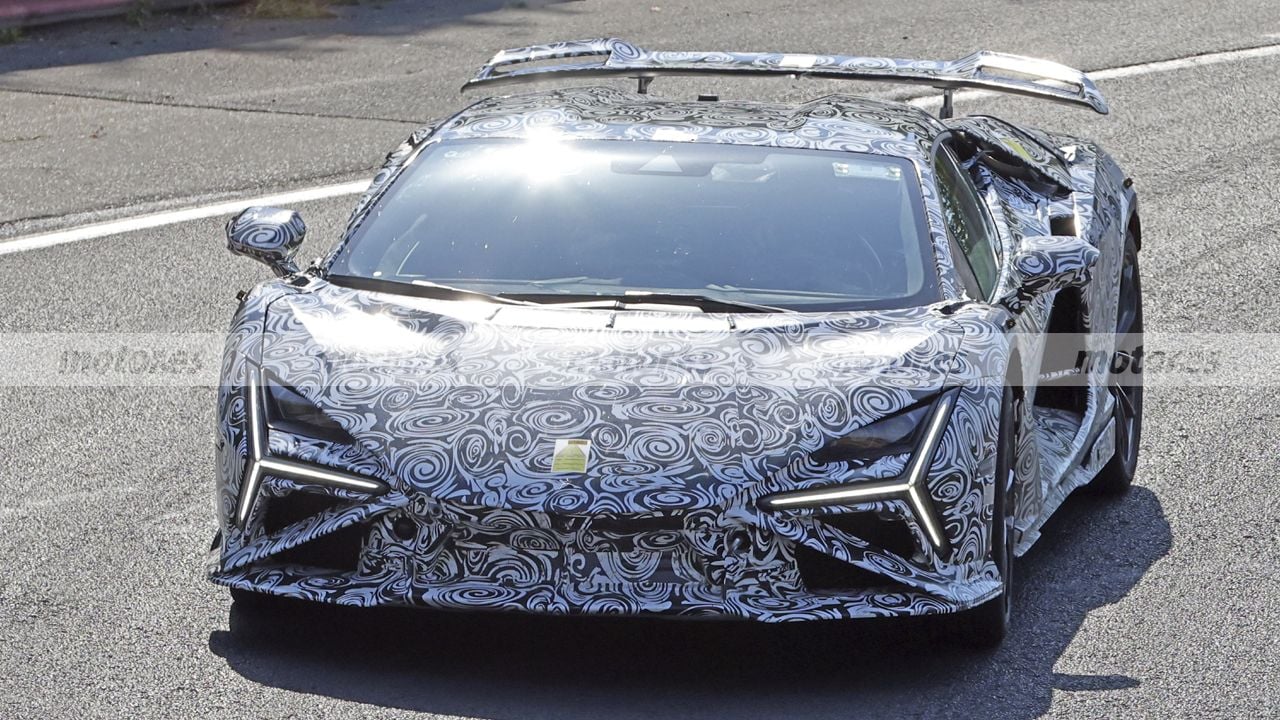 El Lamborghini Revuelto SV destapa sus grandes cambios antes de debutar, estas fotos espía en Nürburgring lo revelan casi todo