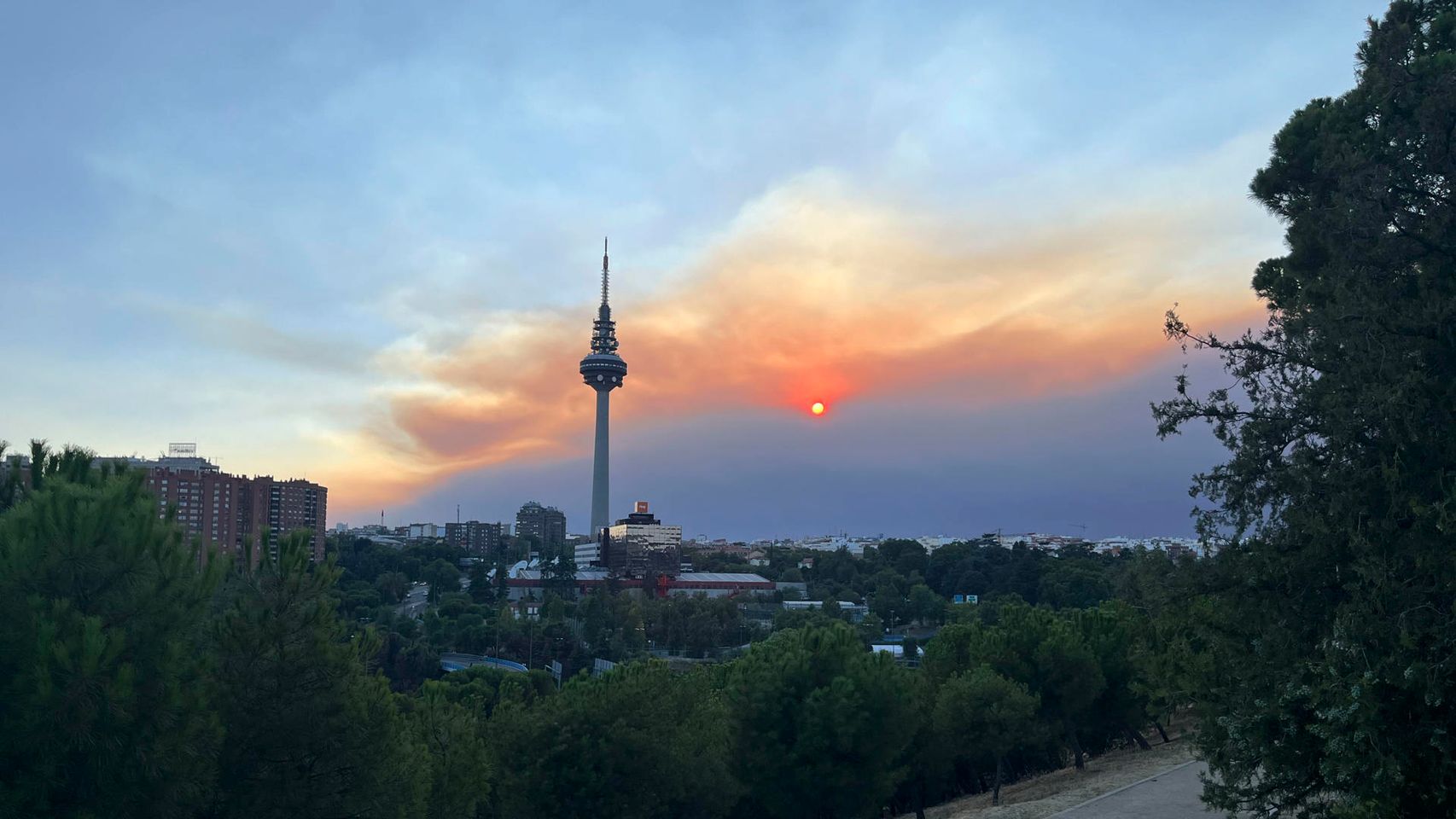 Sanidad recomienda a los madrileños quedarse en casa para evitar la exposición al humo: "Es una mezcla tóxica"