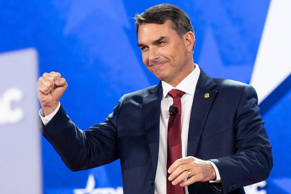El partido de Bolsonaro proclama a su hijo Flávio como candidato presidencial