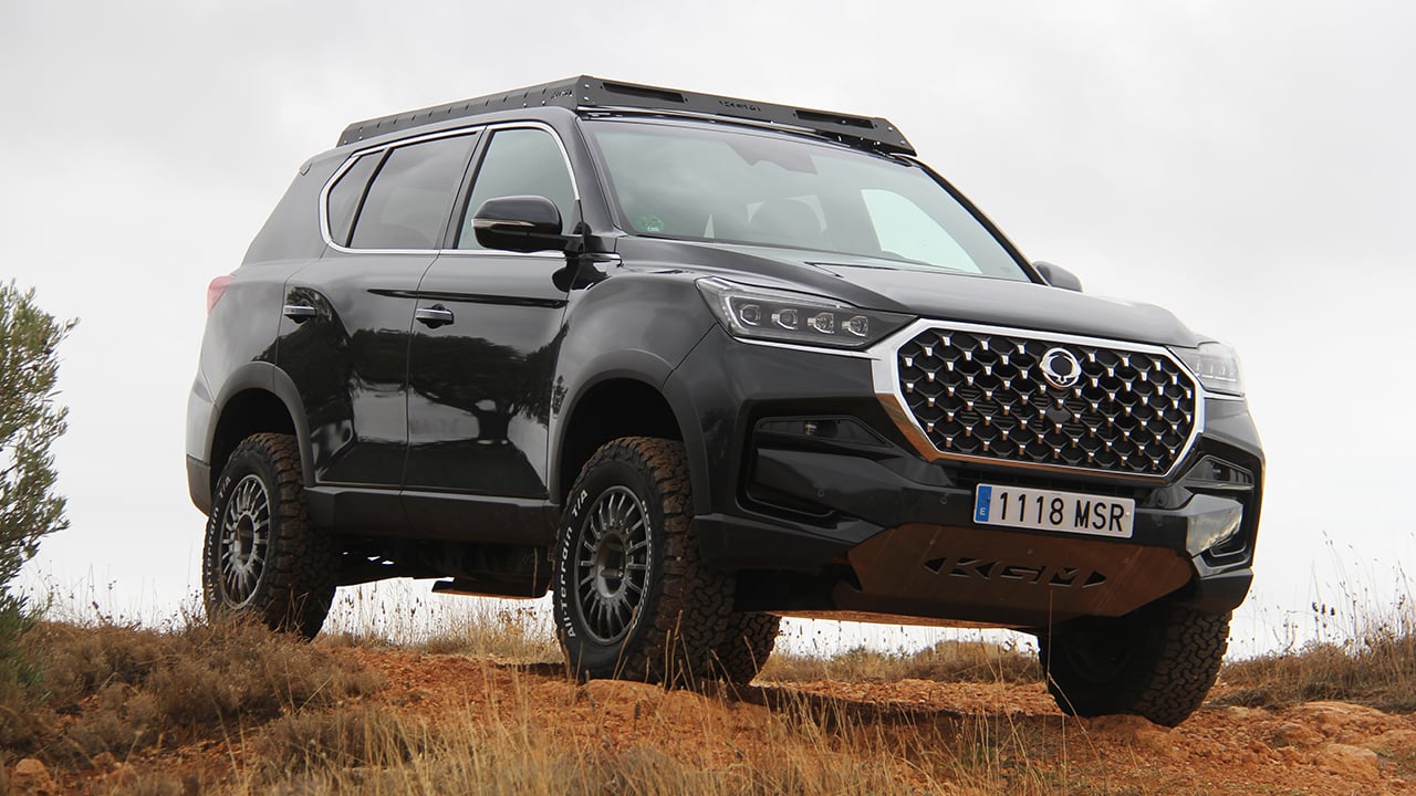 Con 820 litros de maletero el KGM Rexton es el 4x4 ideal para familias y, con sus versiones Profesional y Aventura, es más eficaz en todoterreno