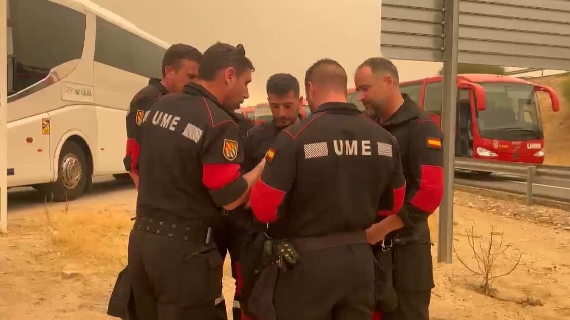 La UME, un pulmón en el corazón del fuego: así desalojan los pueblos en mitad de la "tormenta perfecta"