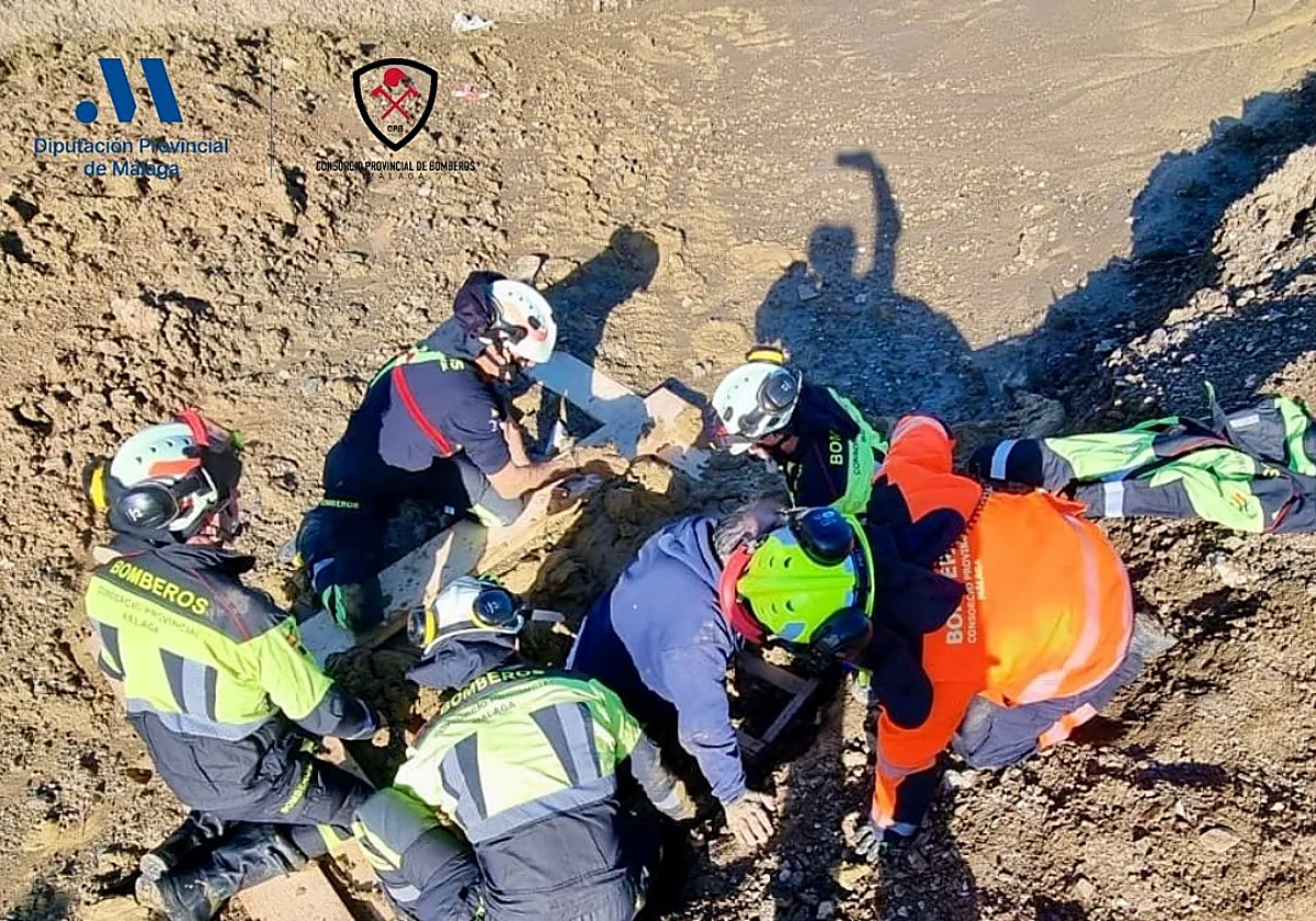 Rescatan a un hombre atrapado en el barro en Torre del Mar y a una mujer que cayó por una ladera en Ojén