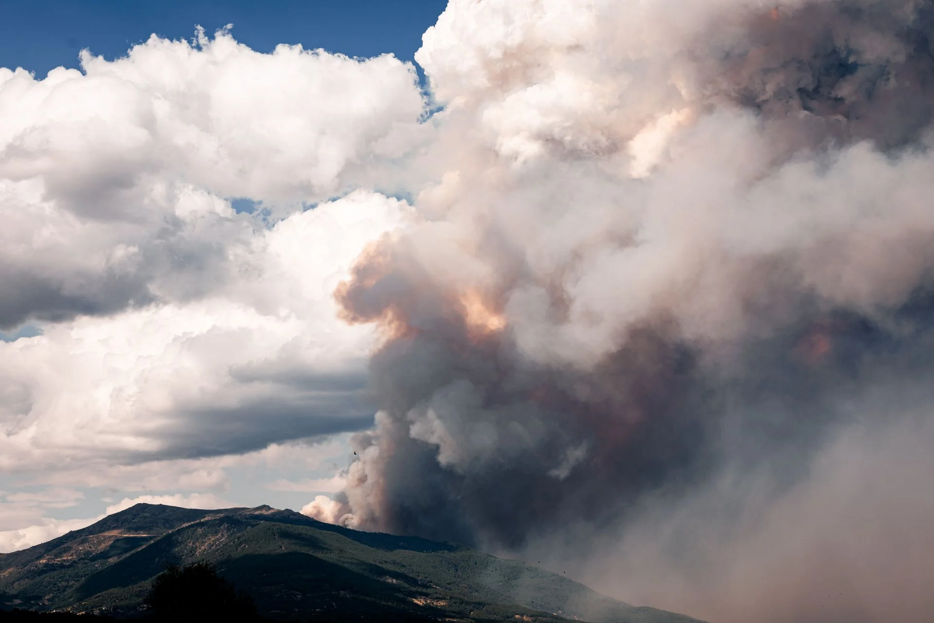 Directo | Sigue la evolución de los incendios forestales en España: más de 120.000 desalojados por los fuegos de Madrid, Ávila y Castellón
