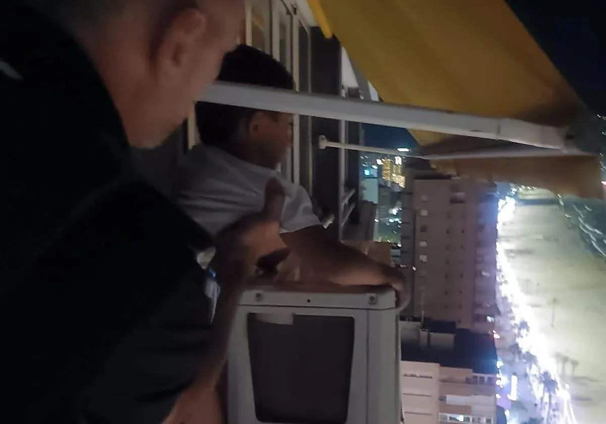 Rescate de infarto en un rascacielos de Benidorm: deja solo a su hijo y lo encuentran sentado al borde del vacío en un piso 21