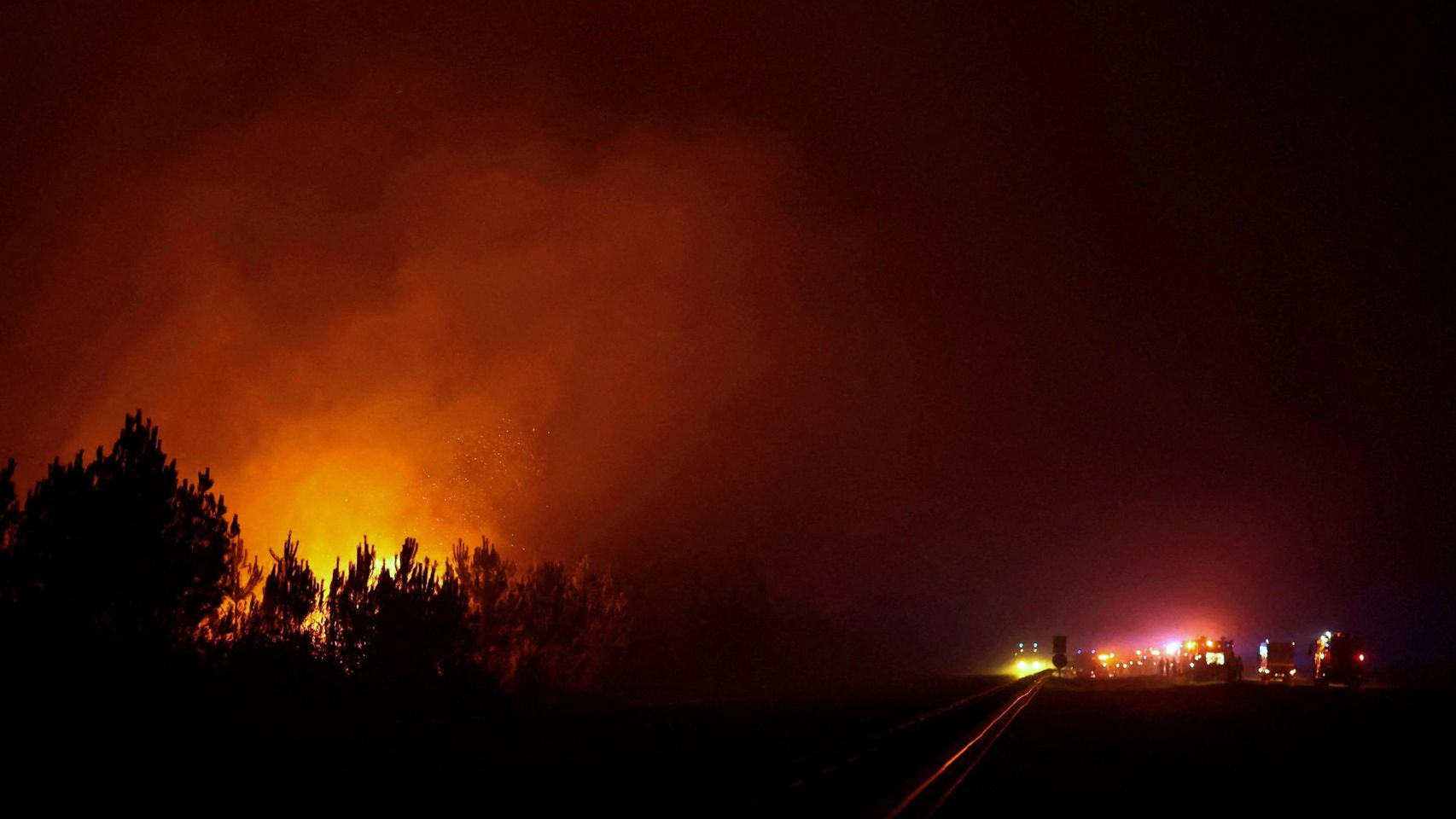 El fuego a 15 kilómetros de Burdeos: 98.000 hectáreas quemadas, 220.000 evacuados y una "situación desfavorable"
