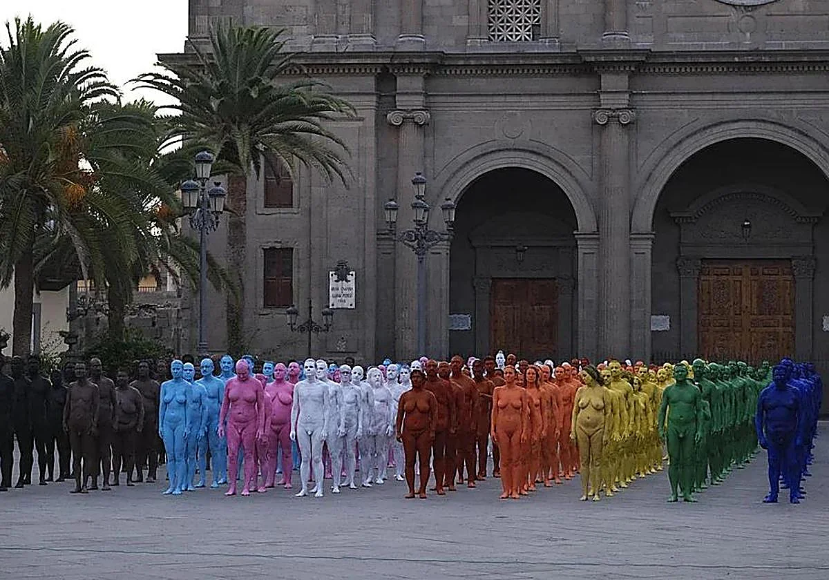 El amanecer desnudo en una plaza de Las Palmas de Gran Canaria que enfada a la Iglesia