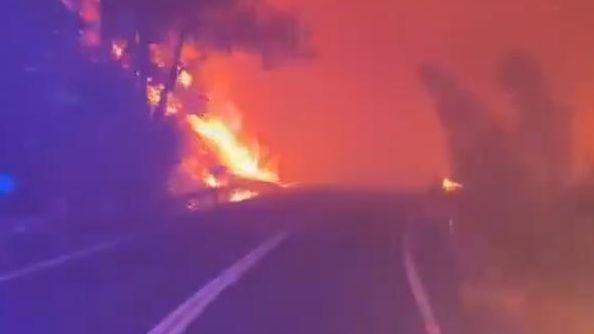El angustioso vídeo de unos bomberos atrapados entre las llamas: "Si se para el camión aquí, lo flipamos"