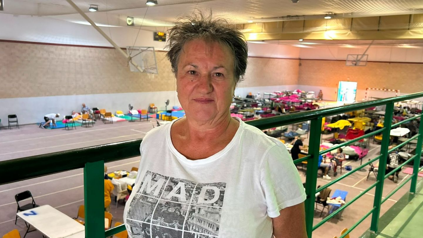 Mariví, la voluntaria elogiada por la Reina: "Es duro ver llorar a los evacuados. Los campos tienen que estar limpios"