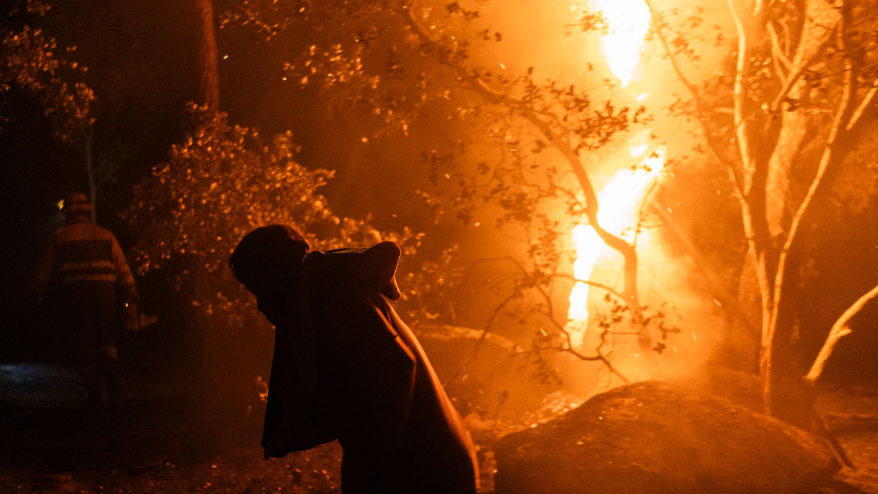El fuego sigue avanzando: en cinco días se han quemado 100.000 hectáreas y la extinción "va muy despacio"