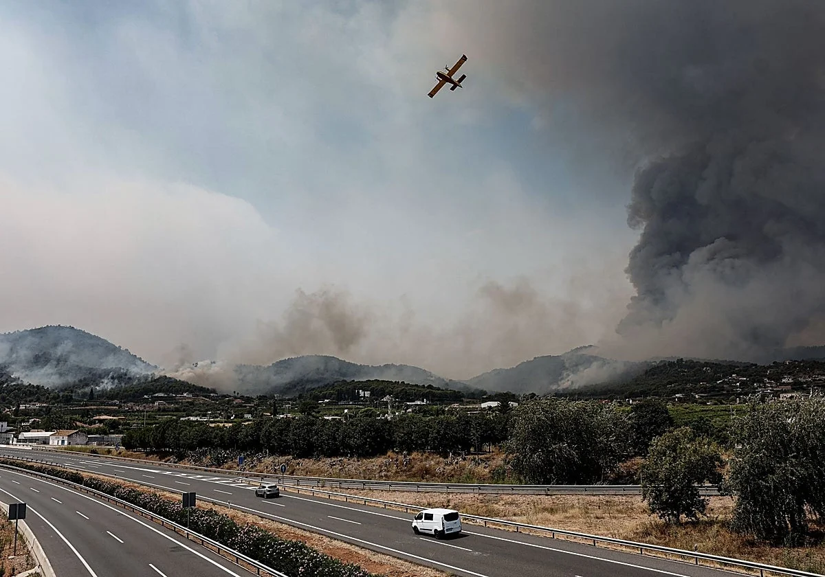 El incendio en Castellón se mantiene activo pero los bomberos contienen su expansión