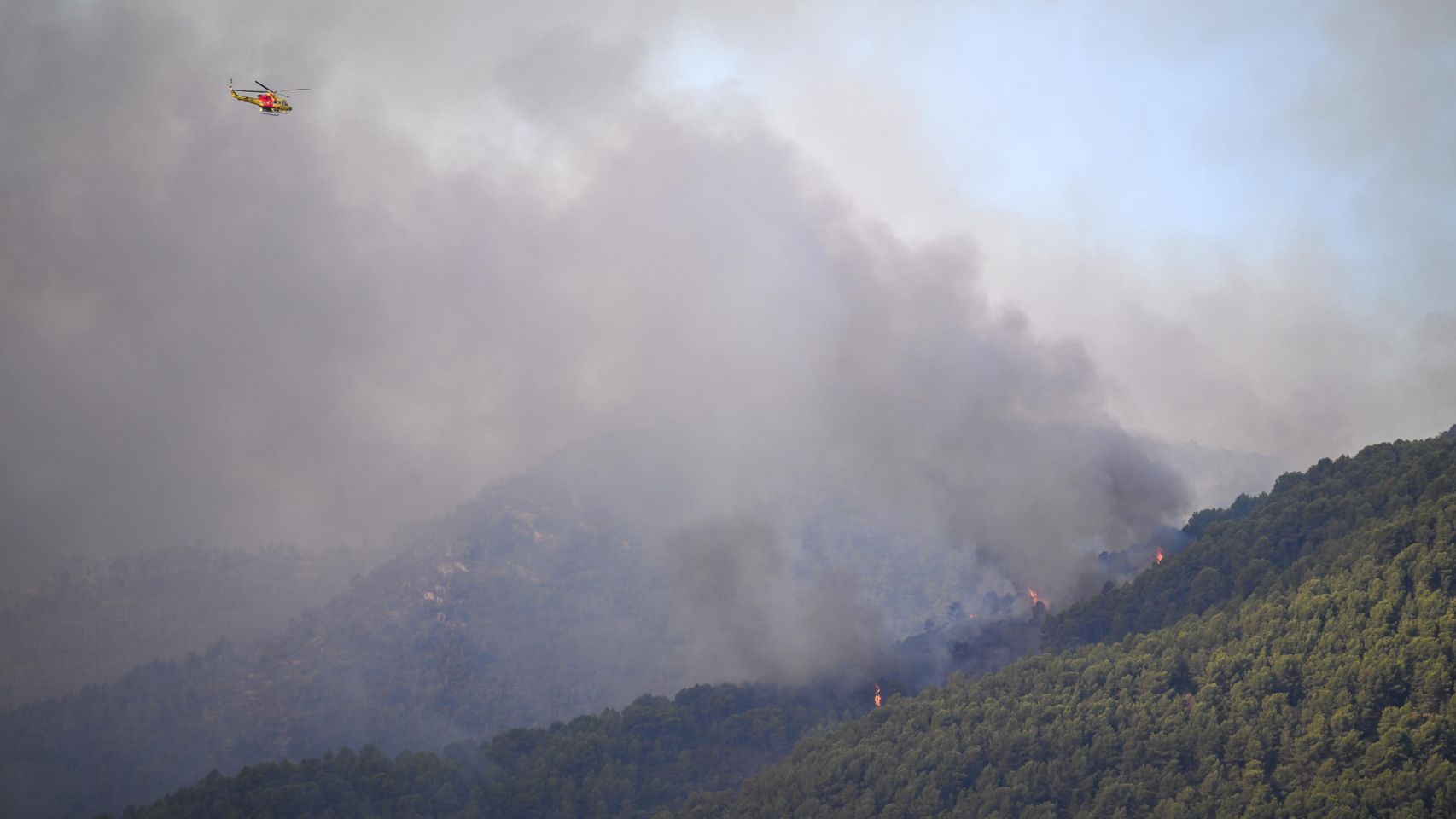 El incendio forestal en la Vall d'Uixó (Castellón) afronta su tercer día activo tras 7.200 hectáreas quemadas
