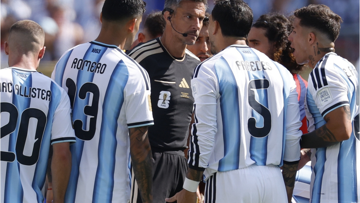 El árbitro de la final del Mundial, Slavko Vincic, se retira