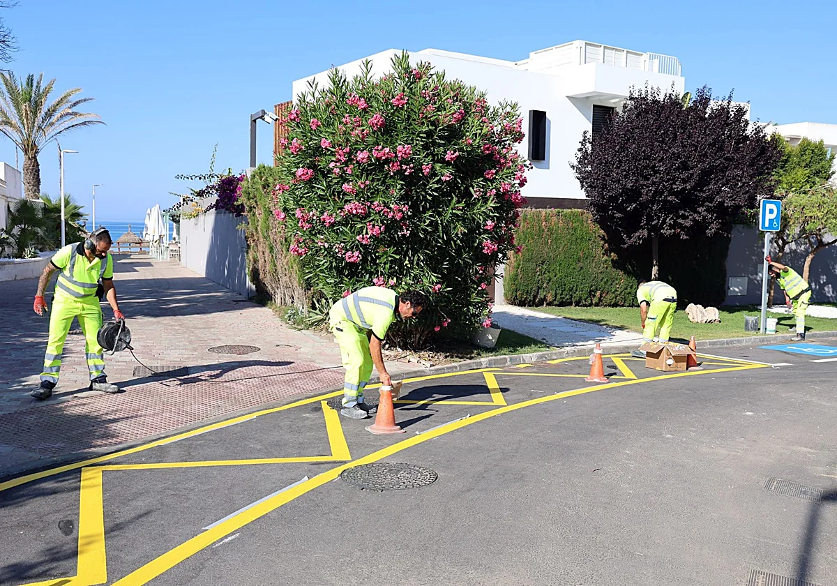 Marbella mejora la seguridad en los cruces, accesos y principales viales de Costabella