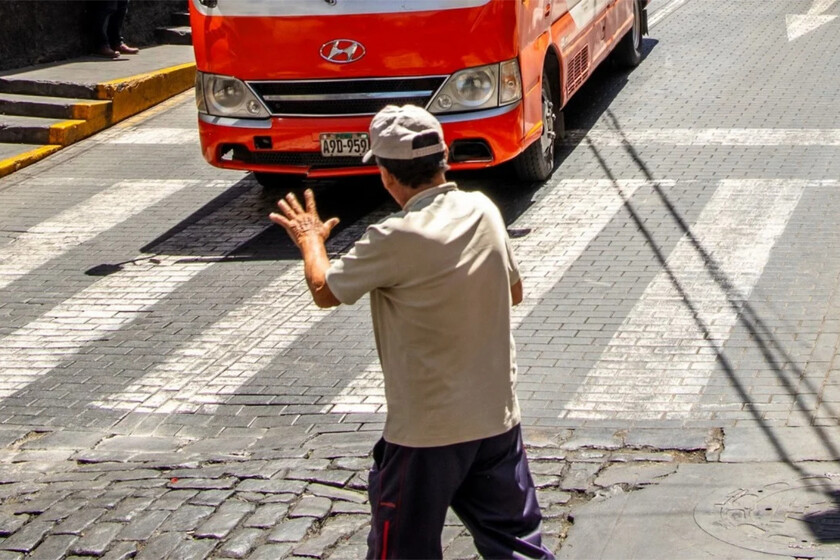 La psicología dice que las personas que dan las gracias a los conductores al cruzar la calle no lo hacen solo por gratitud