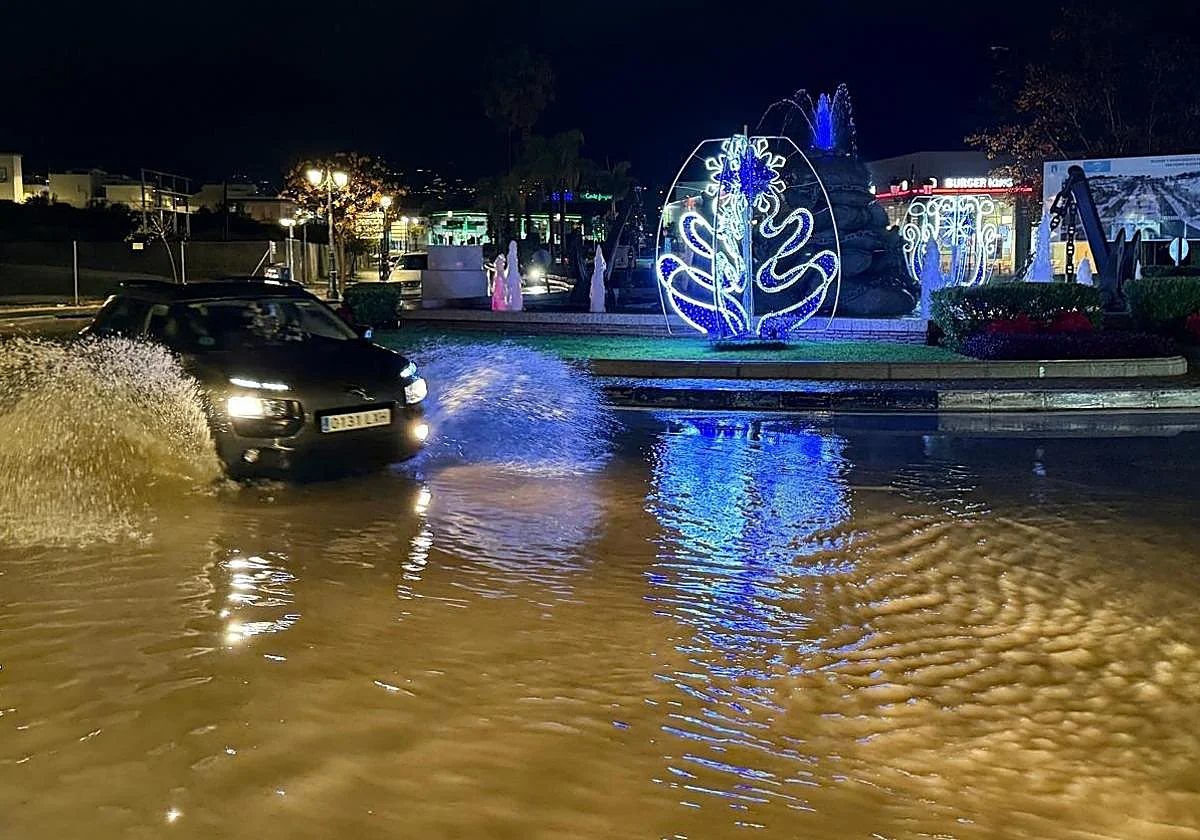 Heavy downpours leave several streets flooded and lead to numerous emergency incidents in Marbella
