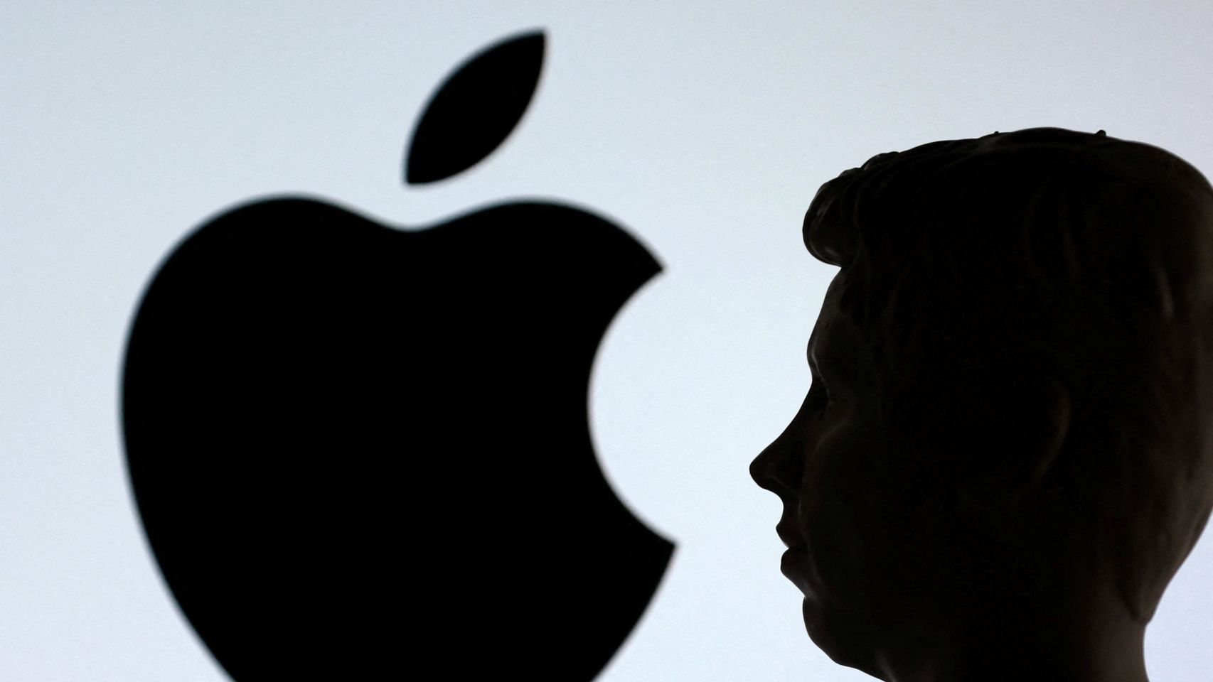 Apple destrona a Nvidia y se convierte en la capitalizada más valiosa del mundo al rozar los cinco billones de dólares