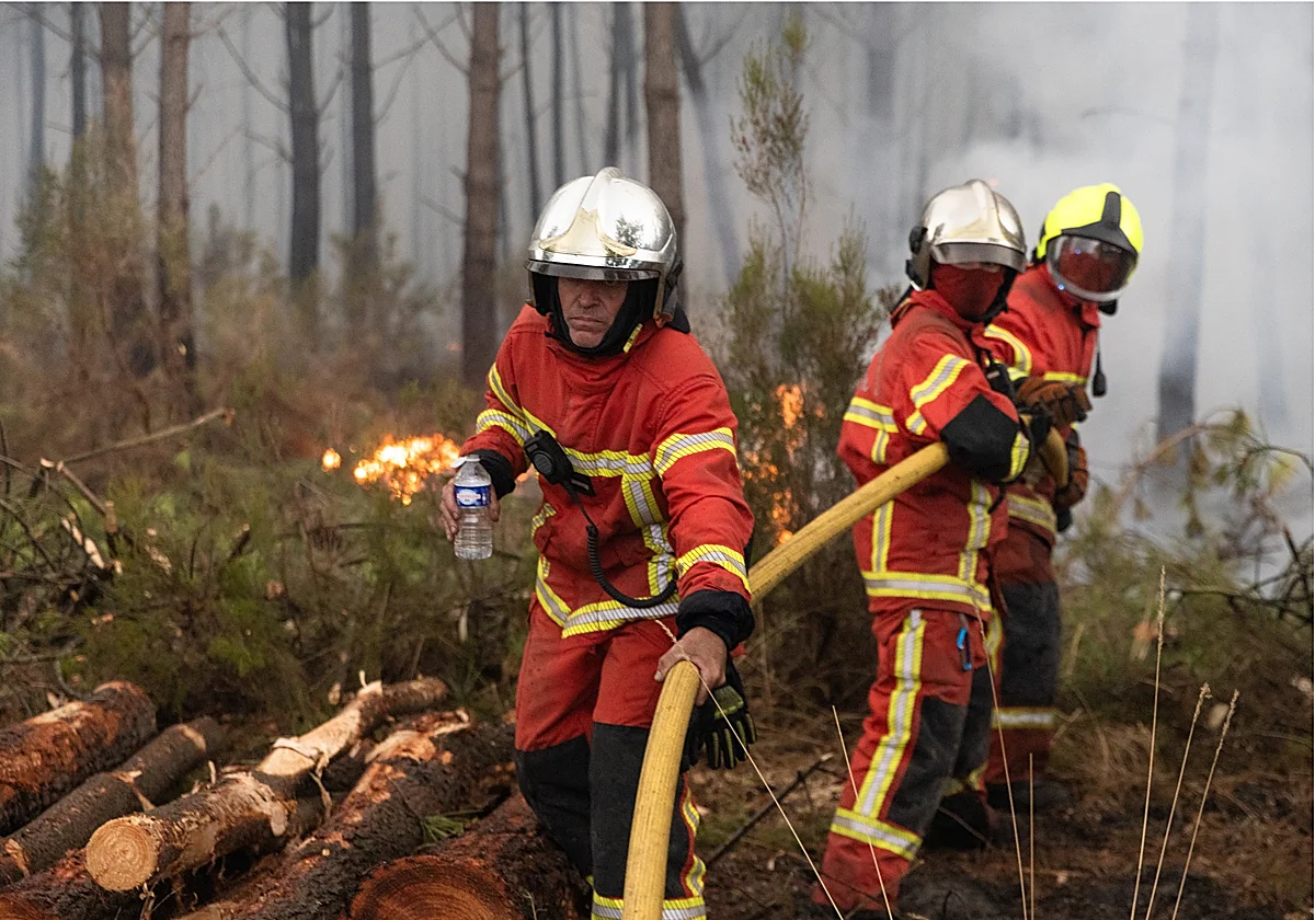 «Es como una batalla entre David y Goliat», asumen los bomberos franceses que luchan contra los incendios