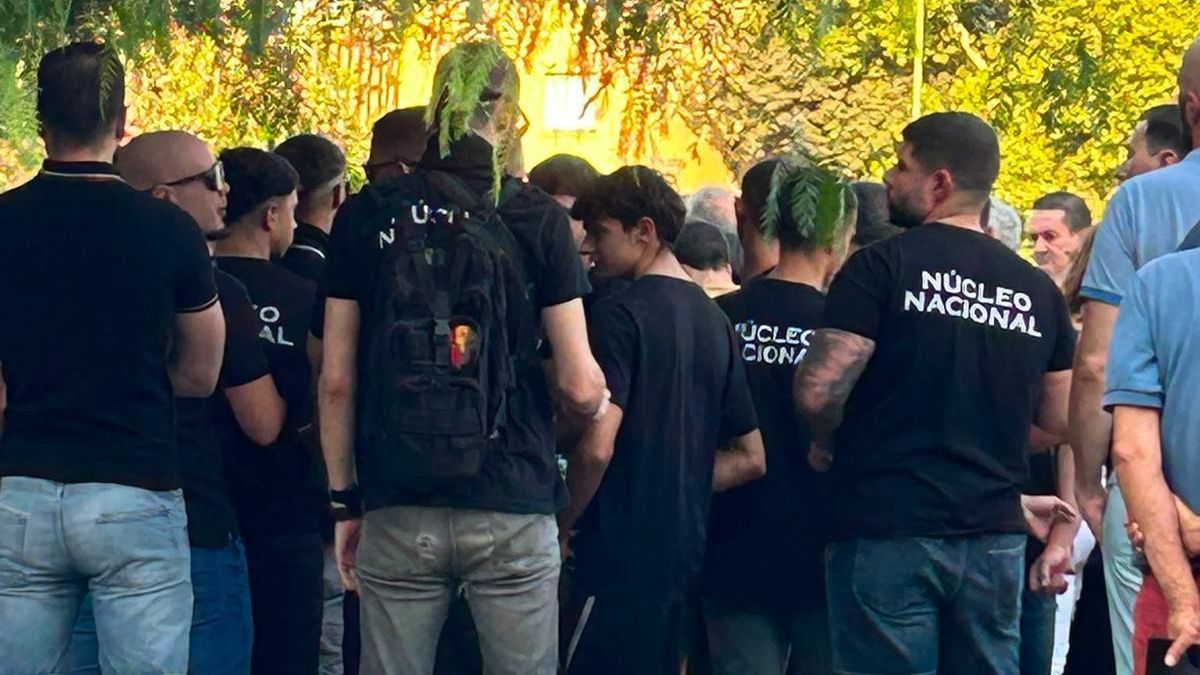 Grupos radicales se cuelan entre los asistentes a la manifestación contra la mezquita de Sevilla