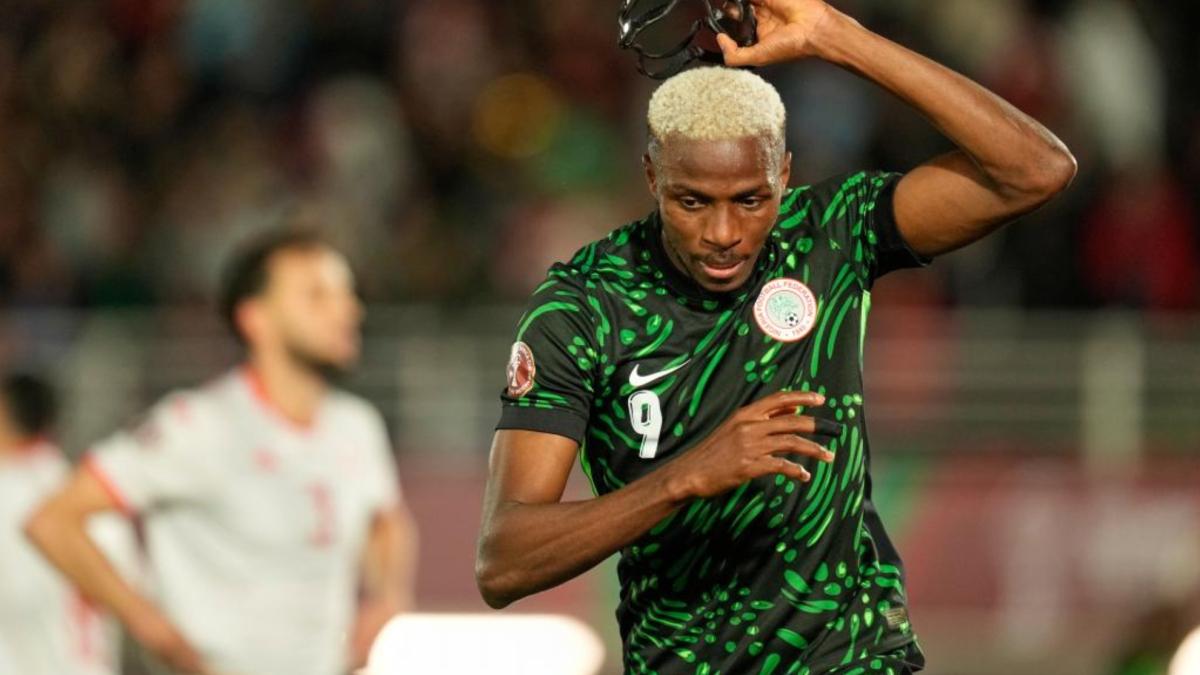 Una celebración de banderín: Osimhen mete un gol y se lo dedica... ¡al línea!