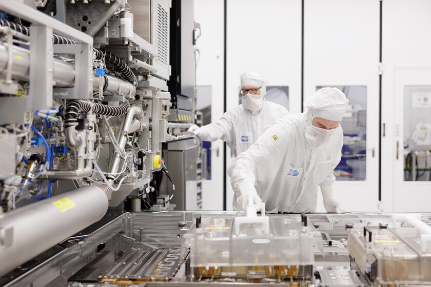 China prepara su primera gran victoria en chips: ya fabrica en masa sus propias máquinas de litografía UVP, según The Information